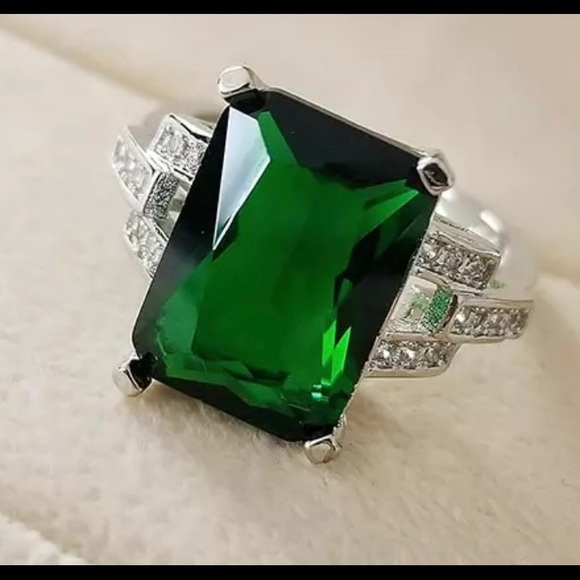Emerald Lab Created Green Cocktail Engagement Ring Silver .925 Size 5 New Years - Picture 3 of 9